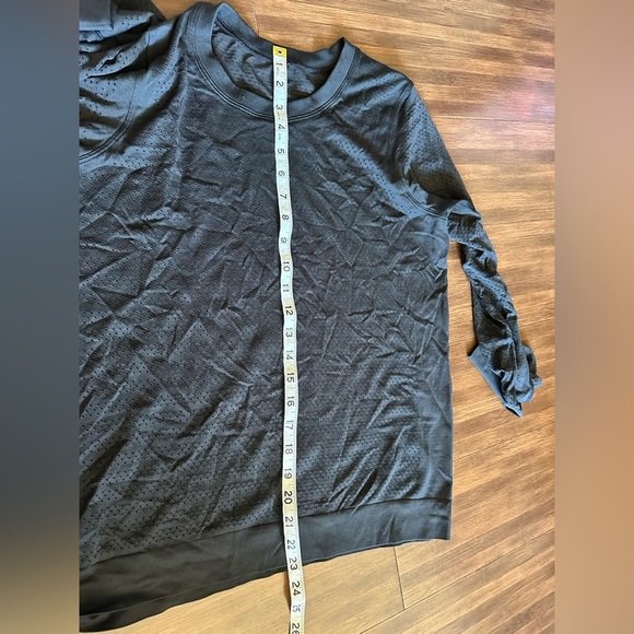 Lululemon Breeze By Long Sleeve Black W3BDXS Silverescent size 8 relaxed fit - Picture 7 of 7